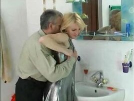 Elle se fait baiser par un vieux dans la salle de bain