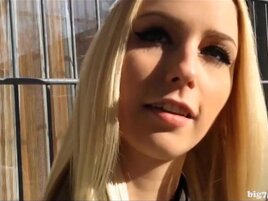 Blondes Amateur Teen auf dem Klo anal abgefickt