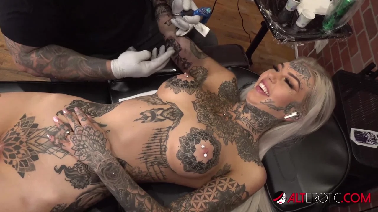 Alt Girl S Pussy Is Masturbated During Tattoo Session Zb