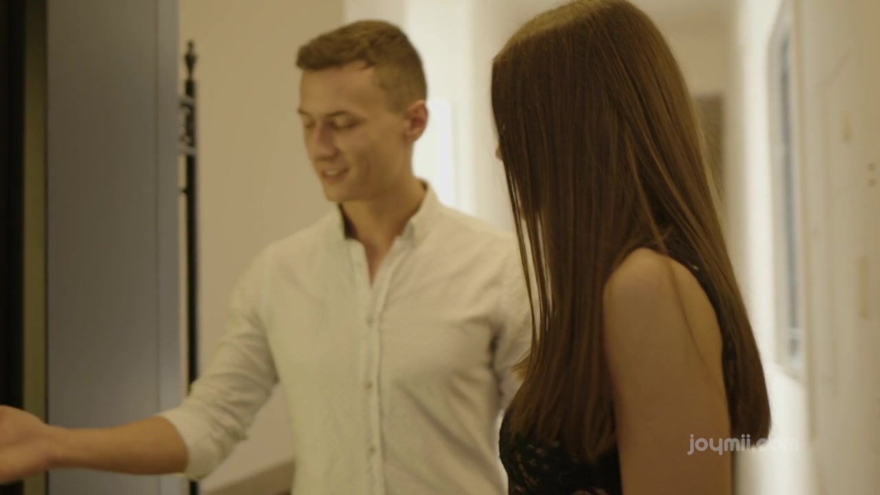 Estate agent focuses on sex with the eye-catching girl