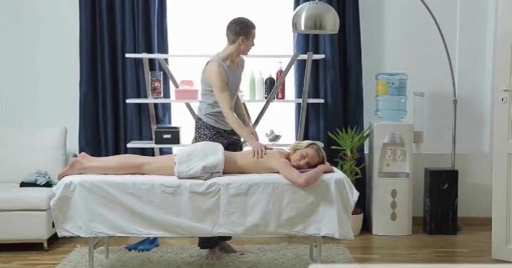 Masseur seduces client and even fucks her bald cunny