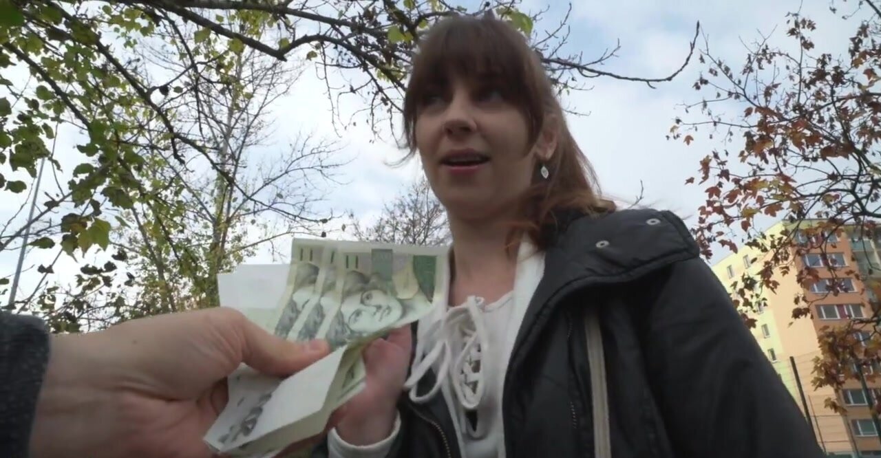 Babe is addicted to carnal fun for money