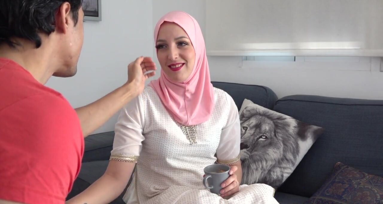 Muslim wife cheats on hubby with her neighbor image