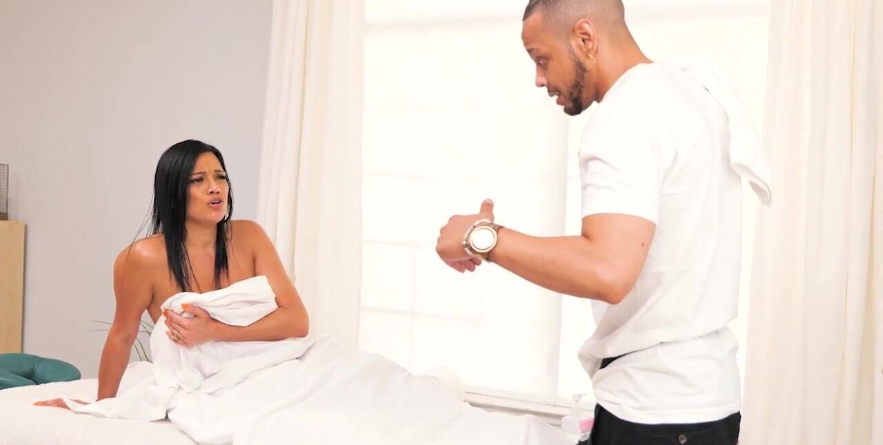 Brunette charmer gets drilled instead of massage