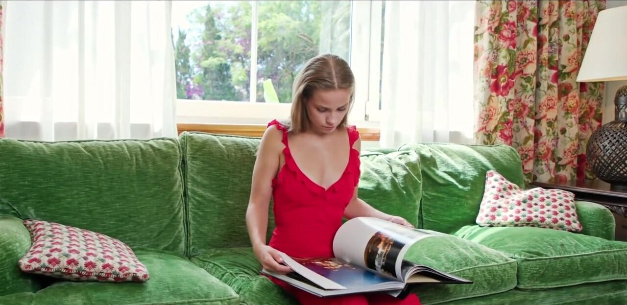Sultry teen blonde fingers her wet pussy on the couch