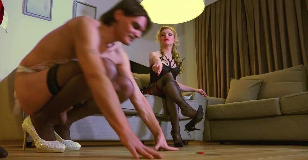 Mature mistress analyzes male slave using a strapon