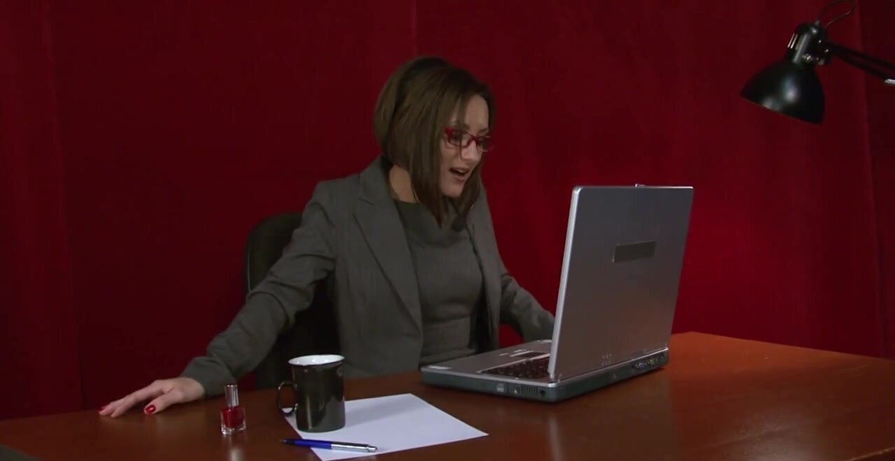 Inflagranti porn video – Guy hooks up with his secretary in stockings