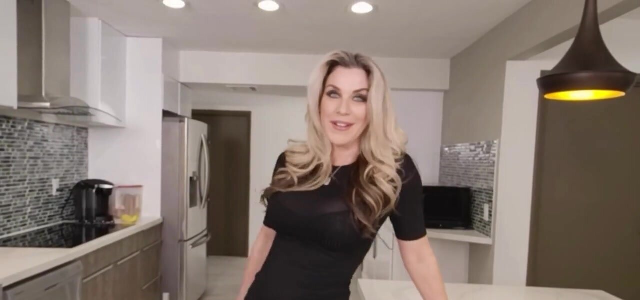 Stud stretches busty blonde cougar in the kitchen
