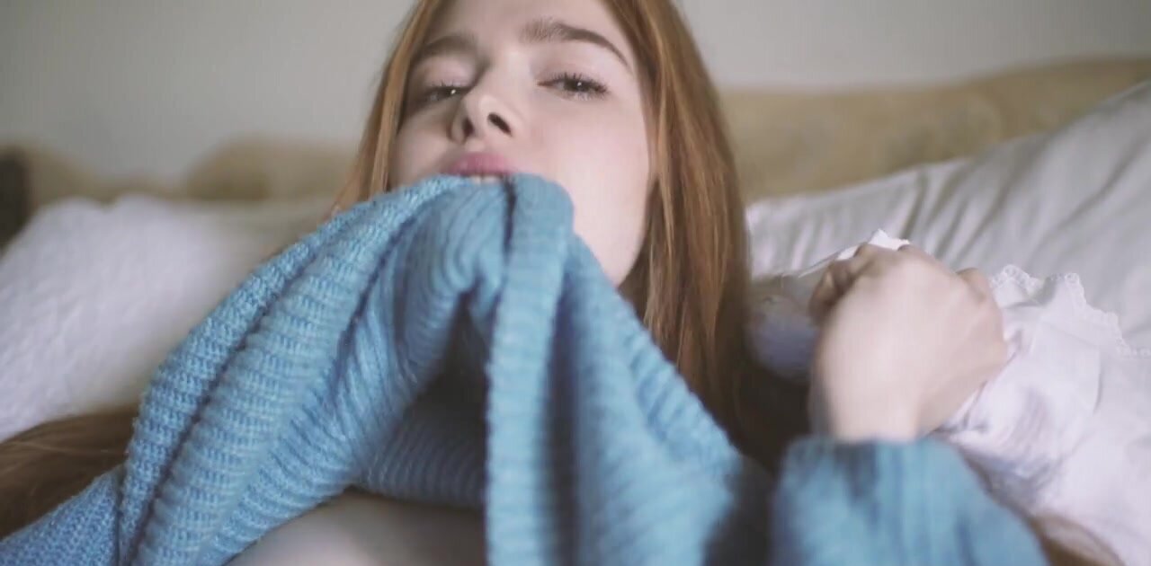 Adorable red-haired babe sticks dildo into trimmed cunt