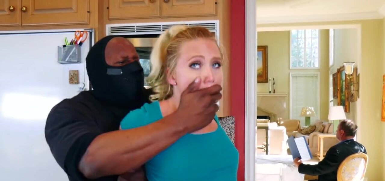 Sex with bootylicious blonde is black robber