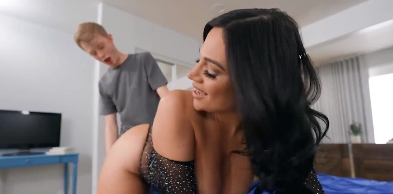 Curvy MILF sucks and rides boner of innocent boy
