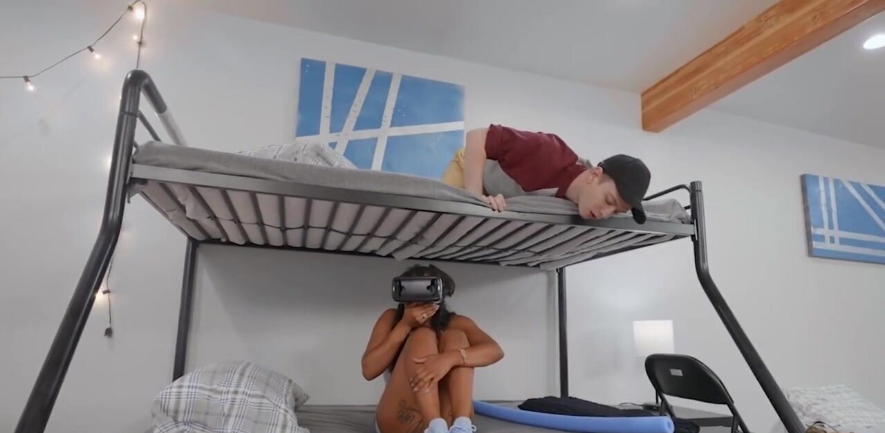 White boy lured into threeway with Ebony roommates