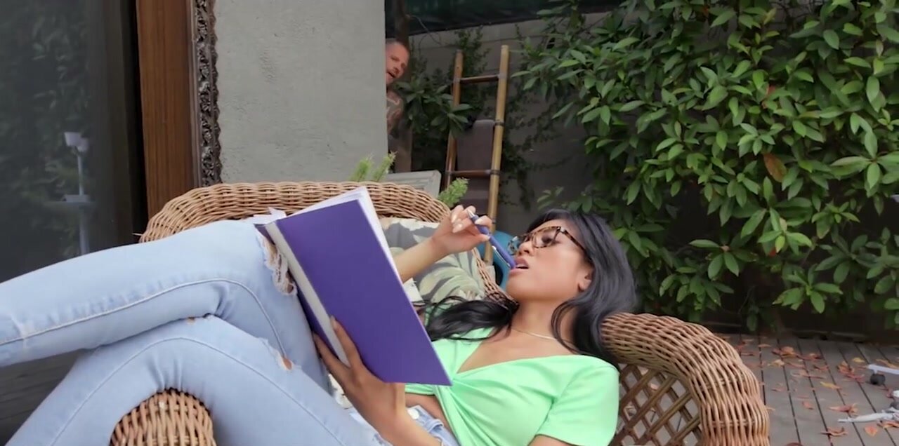 Inked fellow tricks modest Asian GF into quick fuck