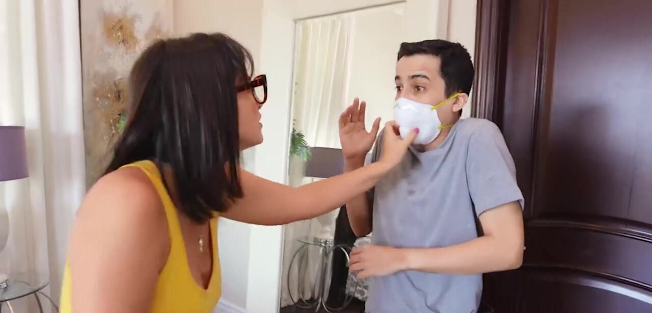 MILF receives sexual pleasure from the worker
