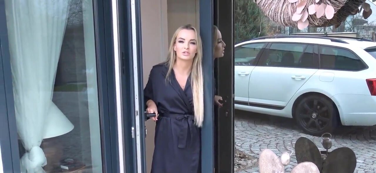 Courtesan easily takes cock in pussy as payback
