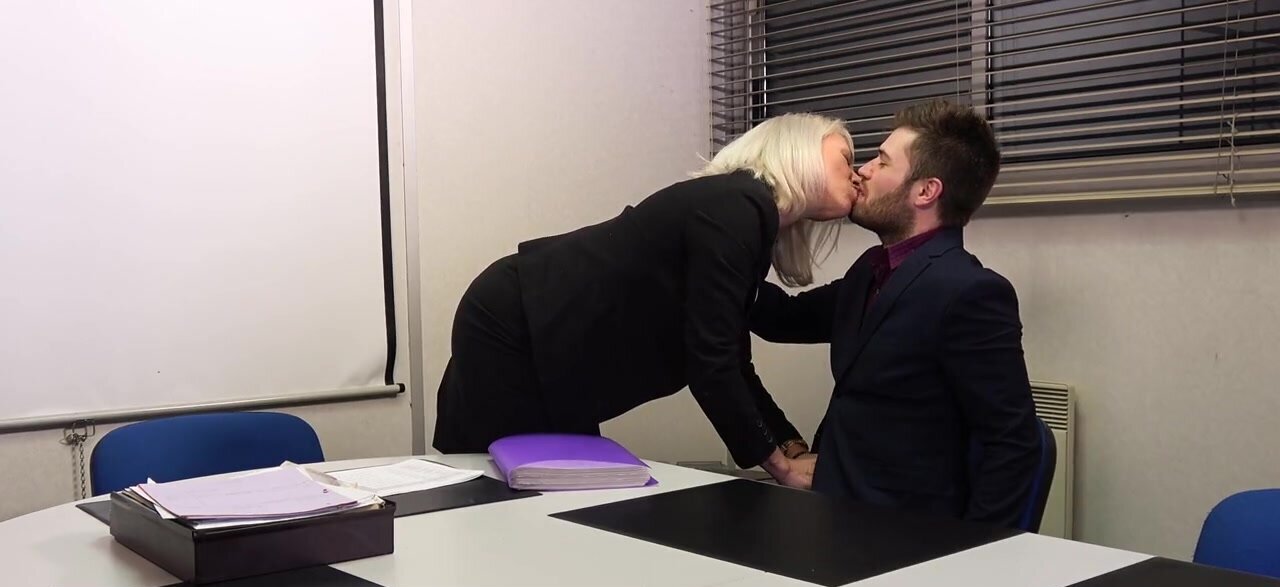Elderly therapist seduces her client on anal fucking