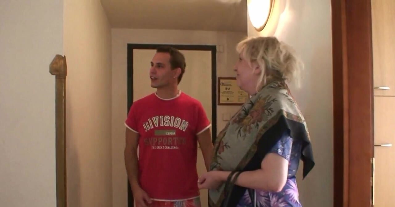 Blonde hooks up with her landlord