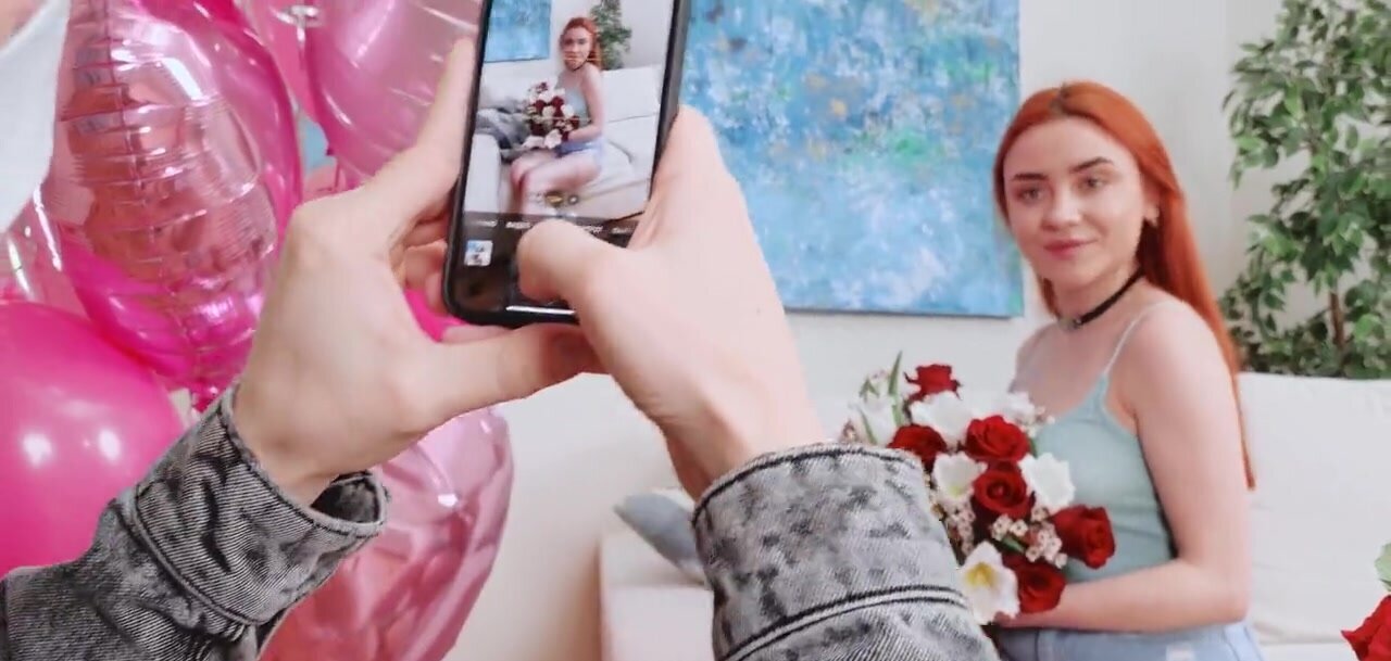 Redhead gives snatch to the photographer