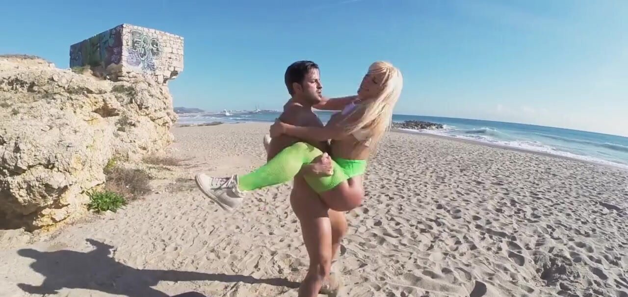 Ass Parade porn video – MILF shakes fanny and gets drilled on the beach