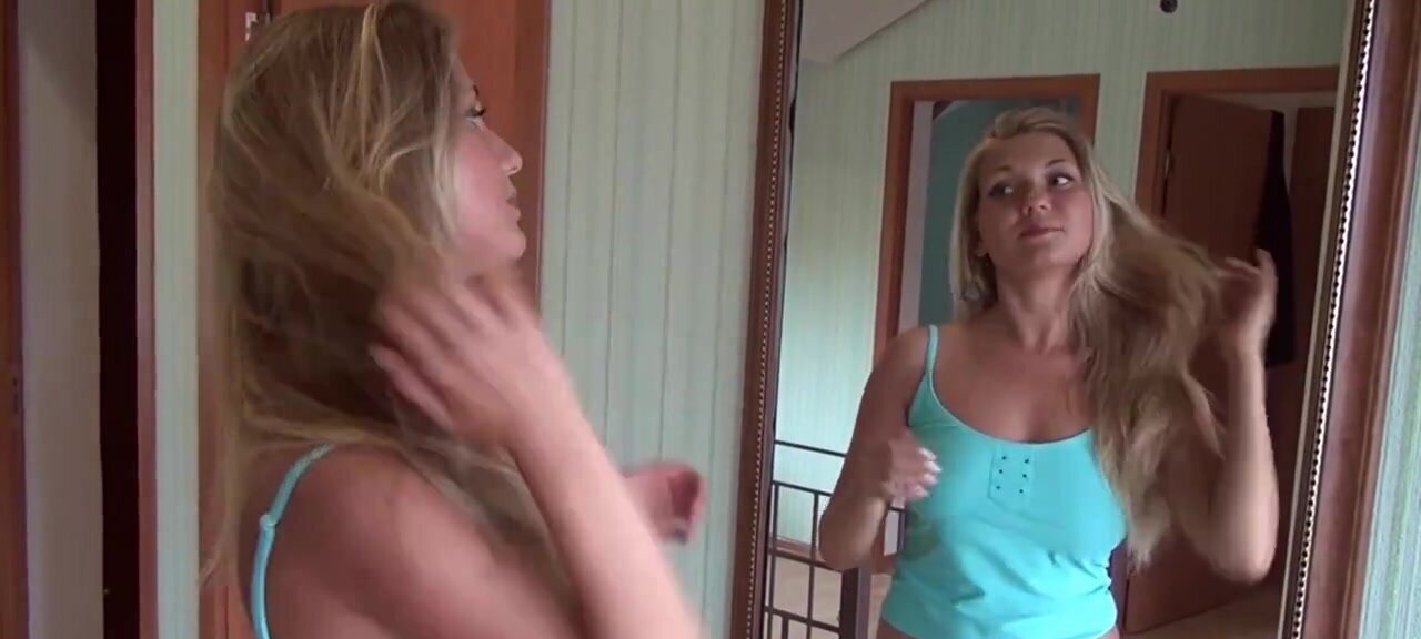 Smoldering blondie reaching her perfect orgasm on cam