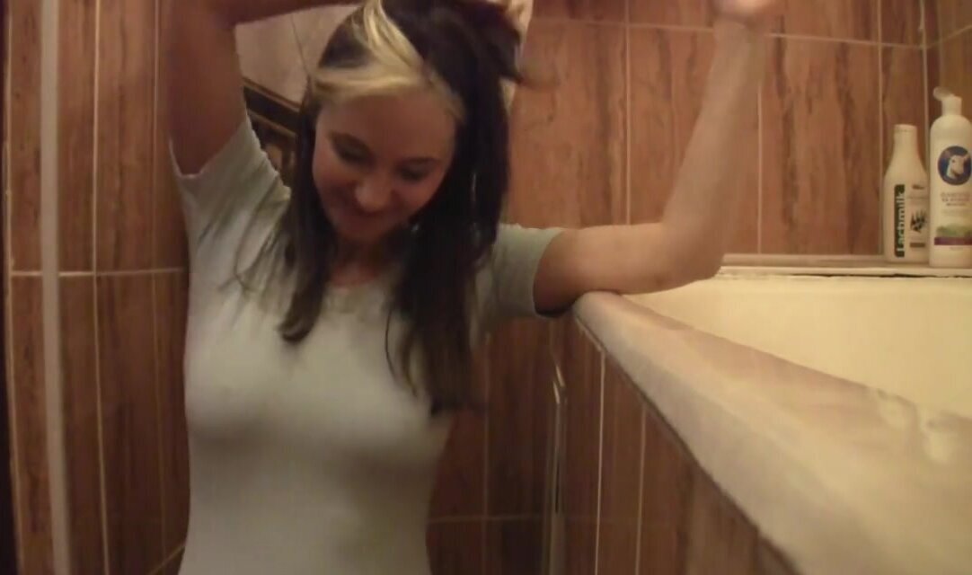 Amateur girl with nice boobs wants to make a hot tape