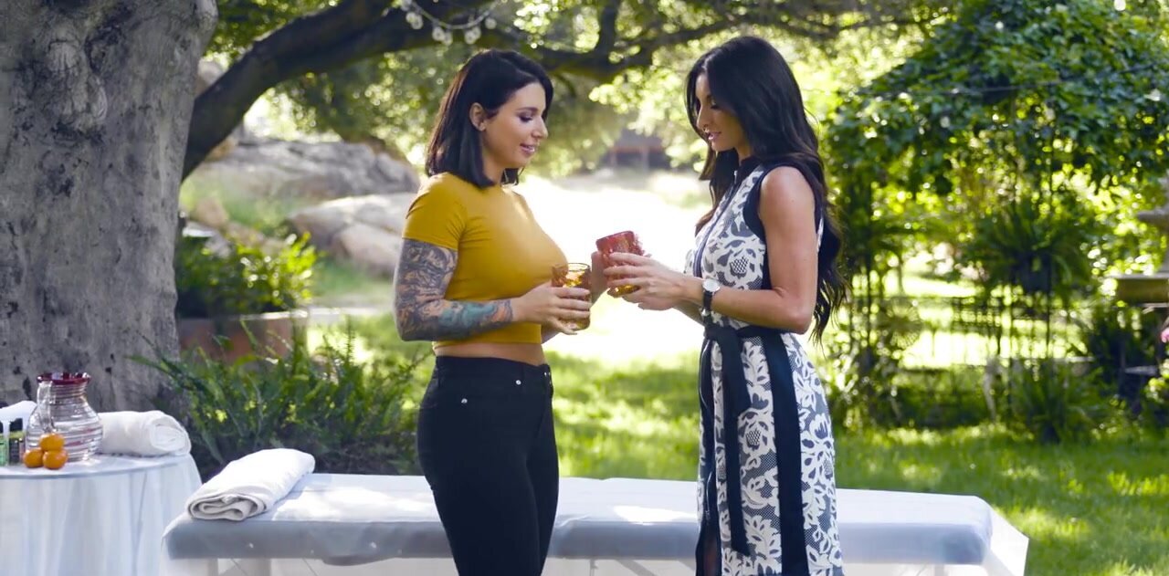 Outdoors cunnilingus with two gorgeous chicks with big bums