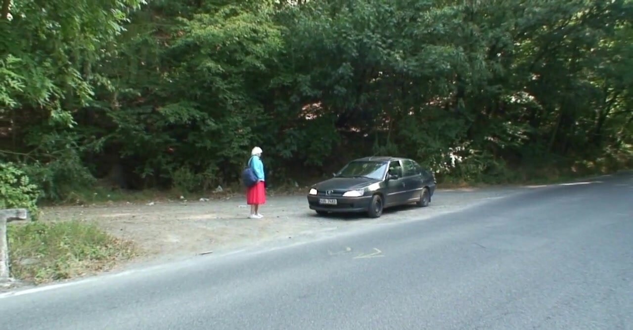 He picked up a GILF and she gave him a blowjob in the car