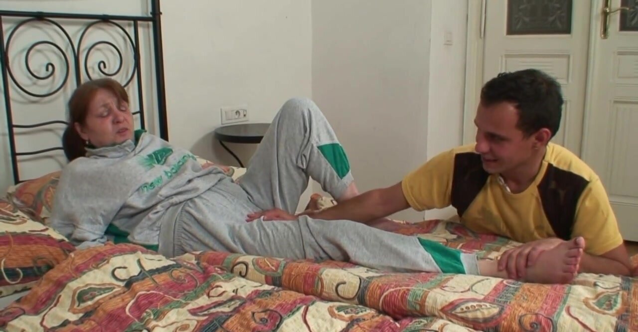 She hurt her ankle and a stranger helped this granny up