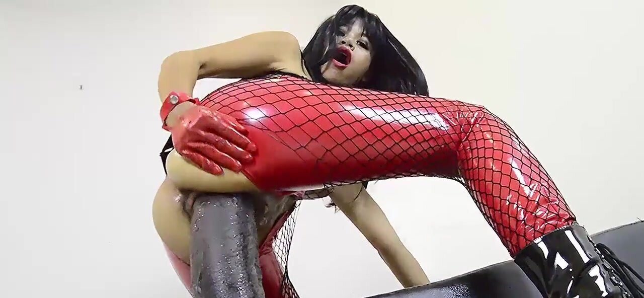 Hotwife allows BBC toy to broaden her to an unnatural degree