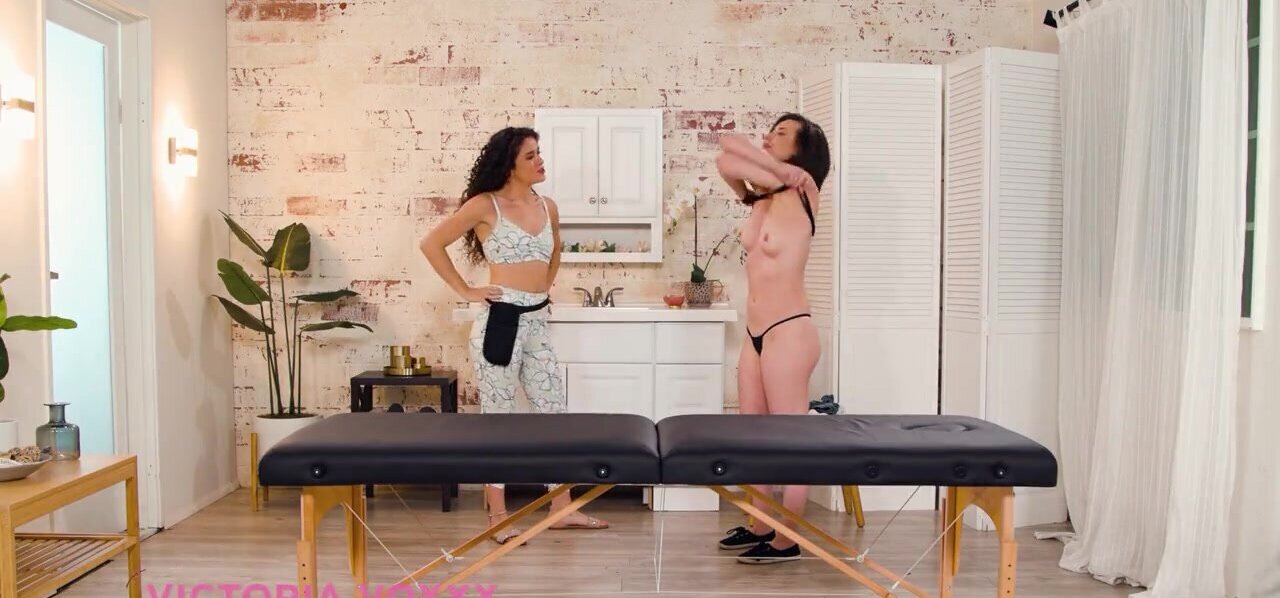 Massage leads to fingering and oral sex on the table