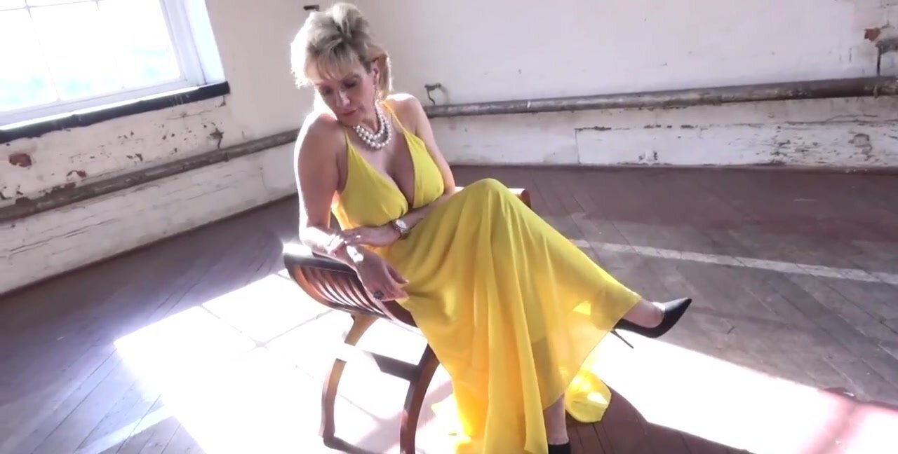Lady Sonia stripped down and walks around the room