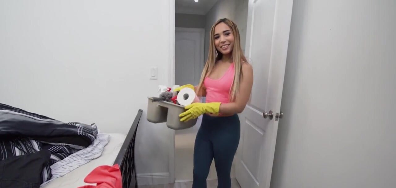 Hispanic maid Alitta Lee sucks and fucks Johnny Love