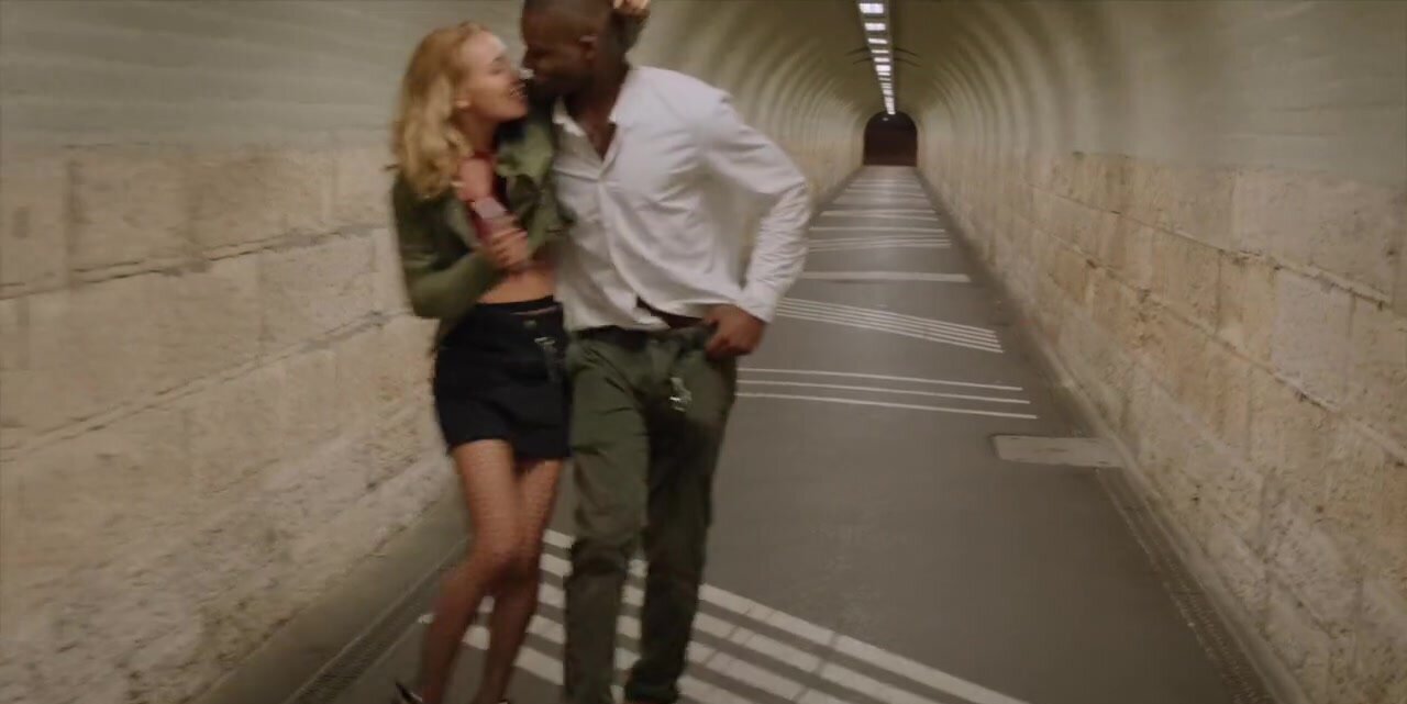 Gorgeous tourist Kelly devours the thick black schlong