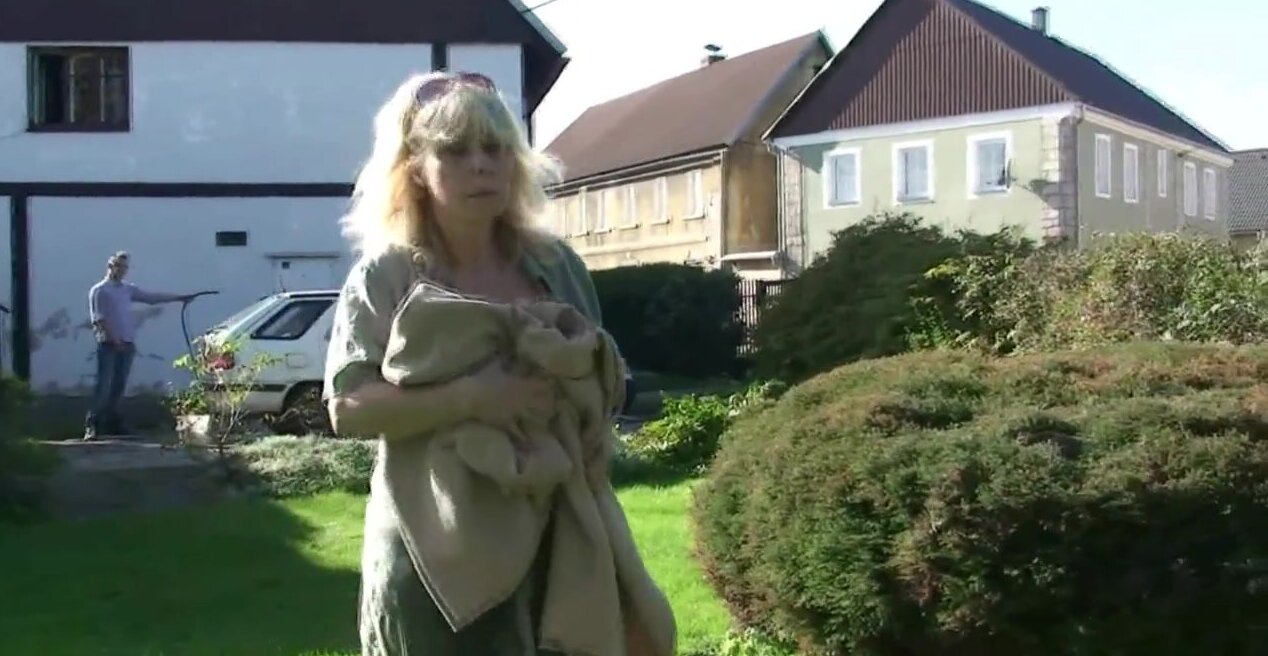 He is hiding from his wife to fuck the mature blonde
