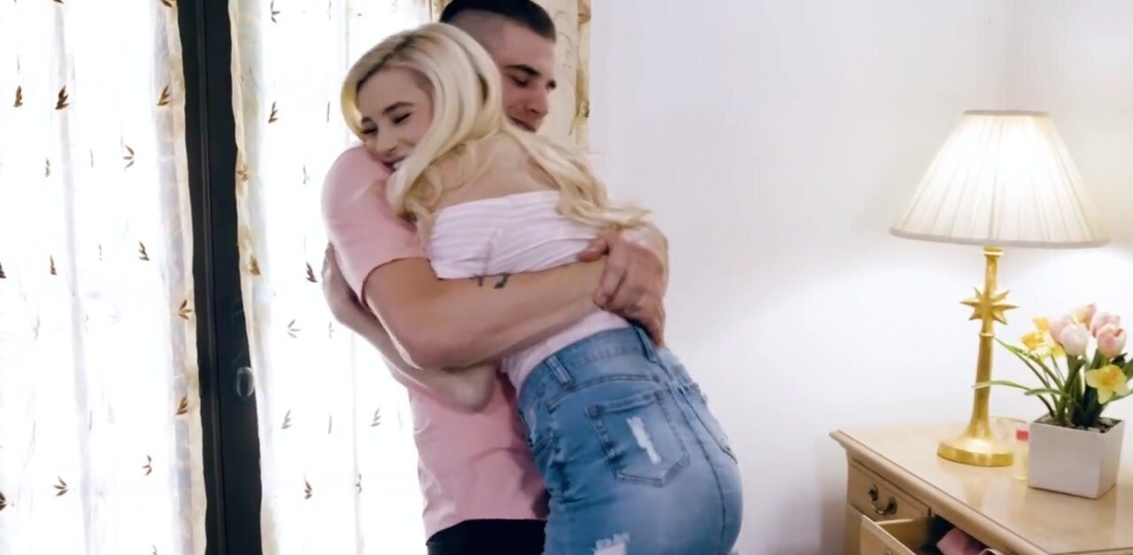 Muscular man finally makes his move on the stepsister