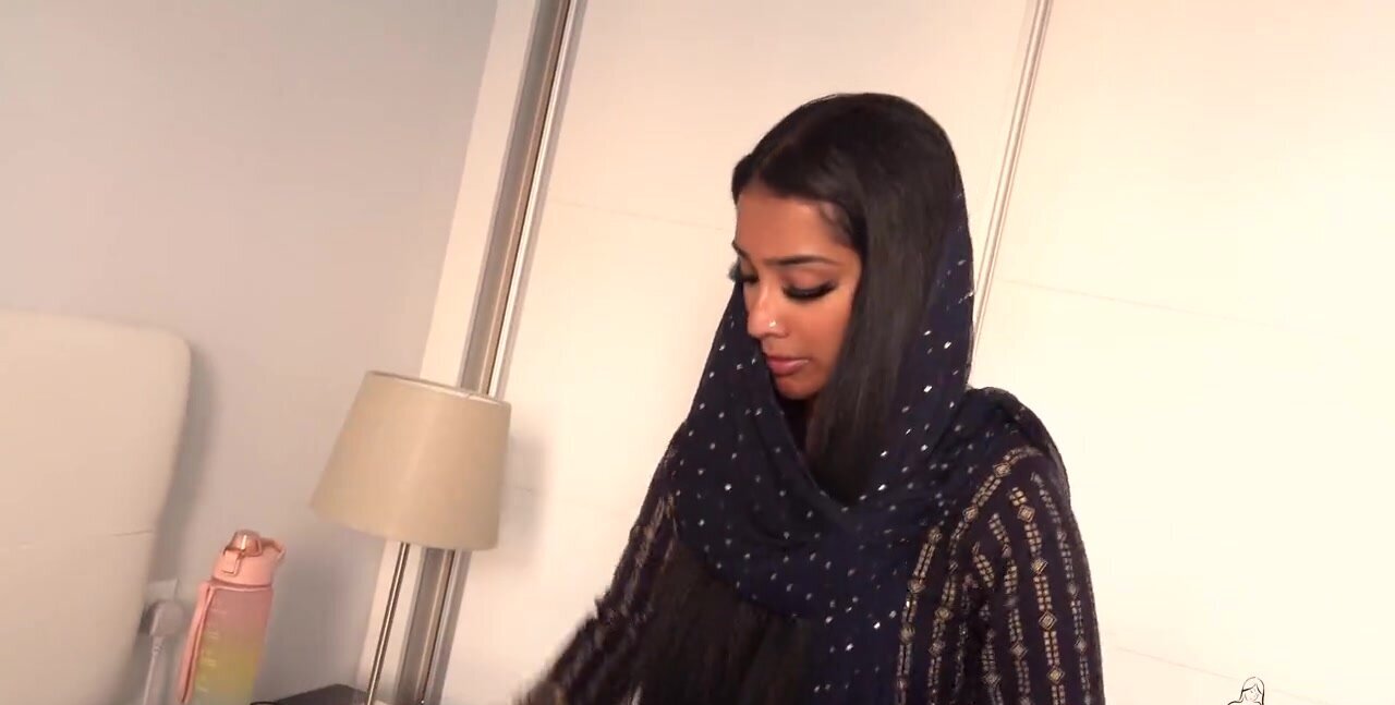 Gorgeous mad in a traditional Indian outfit gets fucked