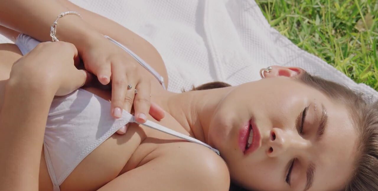 Ellie Luna decides to masturbate with no shame at all