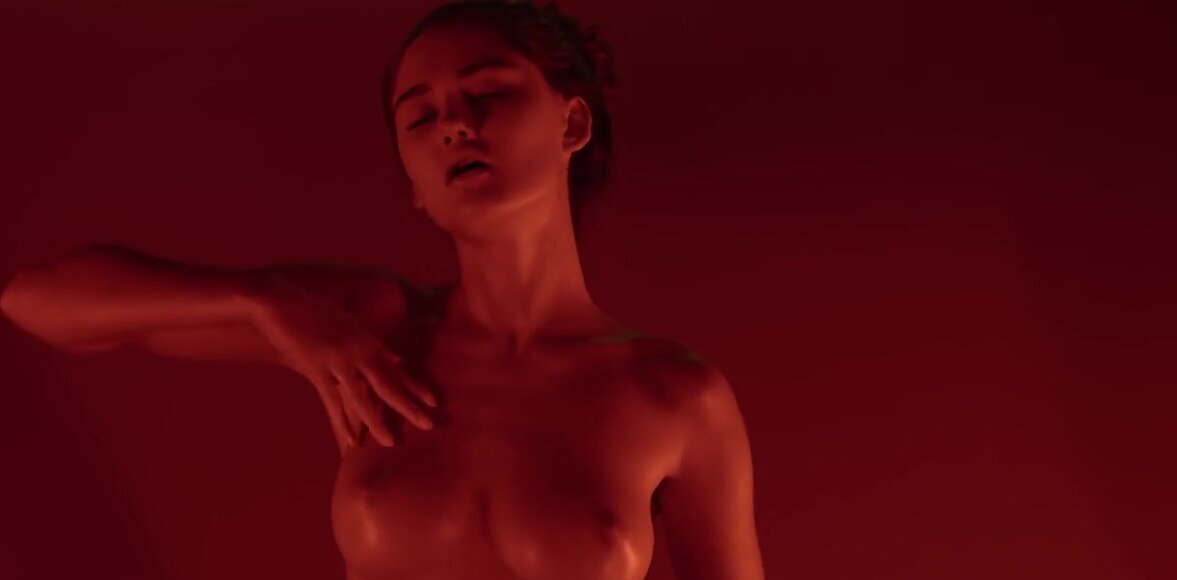 Solo teasing session from a girl with a great body