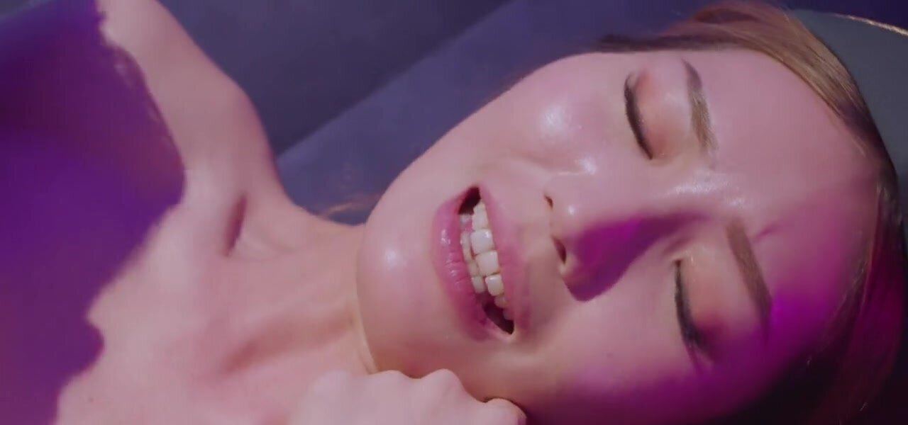 Li Zhiyan is sucking on a guy