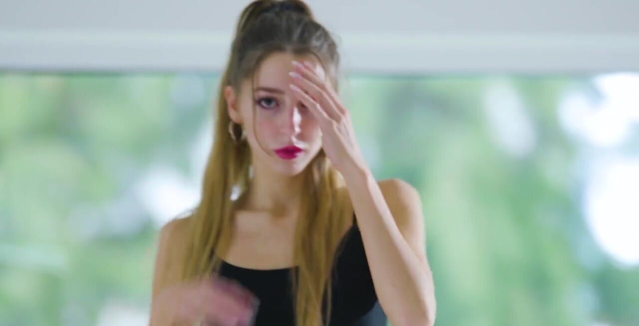 Solo beauty shows her insane physique in a solo scene