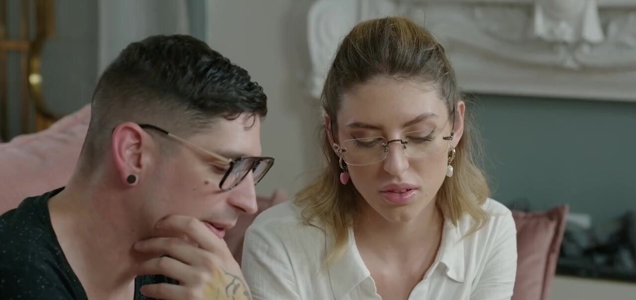 Geeky dude gets to enjoy a passionate rimjob big time