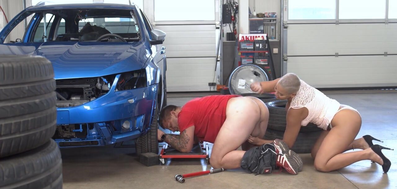 Chloe Lamour is going to bang the mechanic in her way