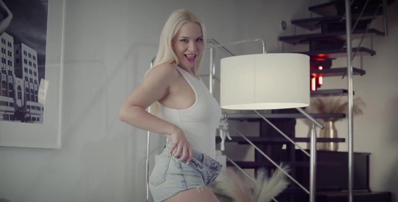 Vera Jarw is going to get her pussy smashed in hot porn