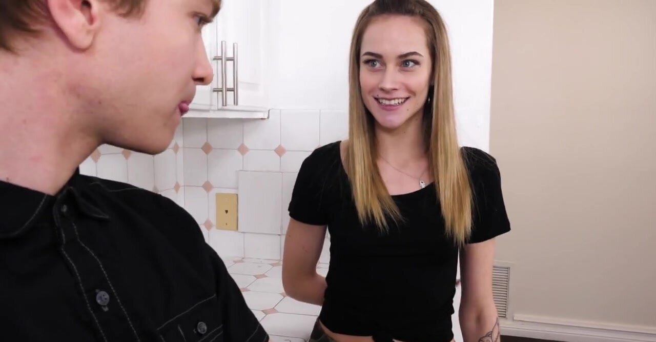Blowjob for a pizza from a horny petite girlfriend