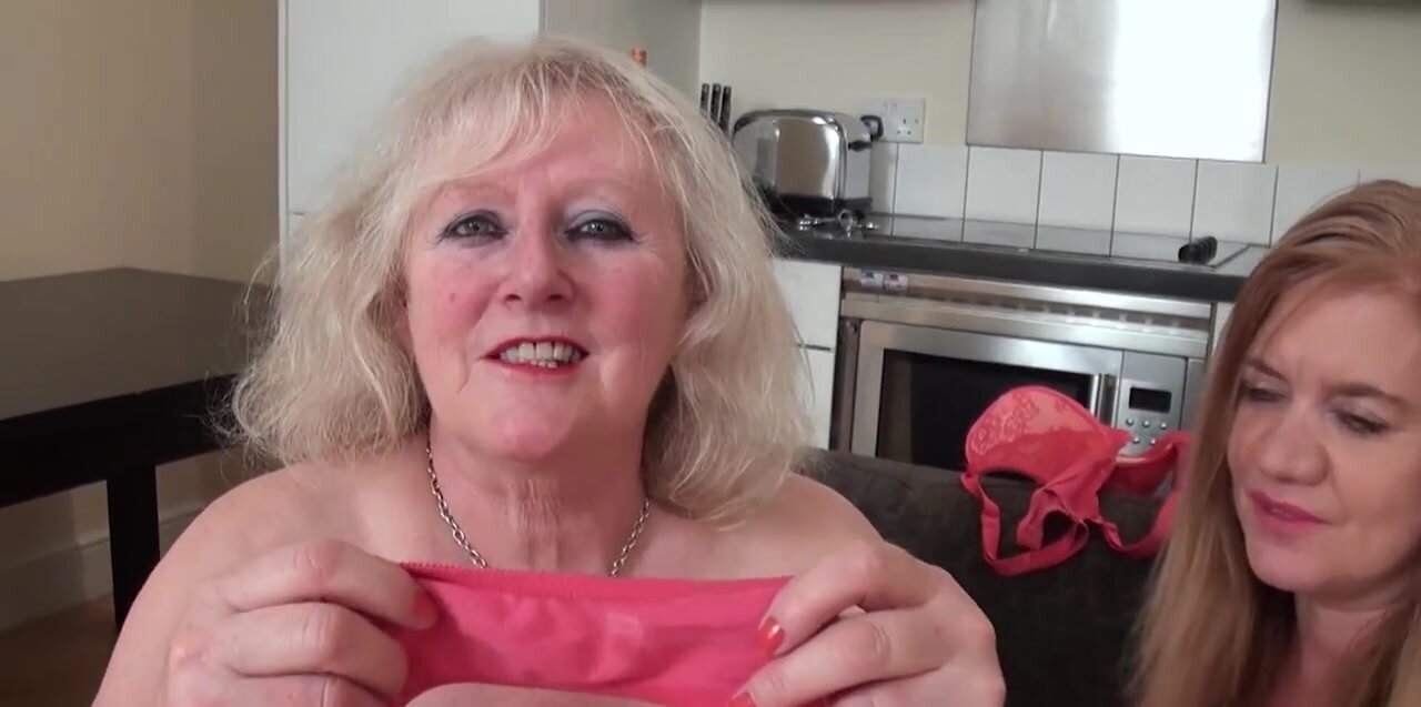 Old girl licks wet cunt and then enjoys hardcore dicking