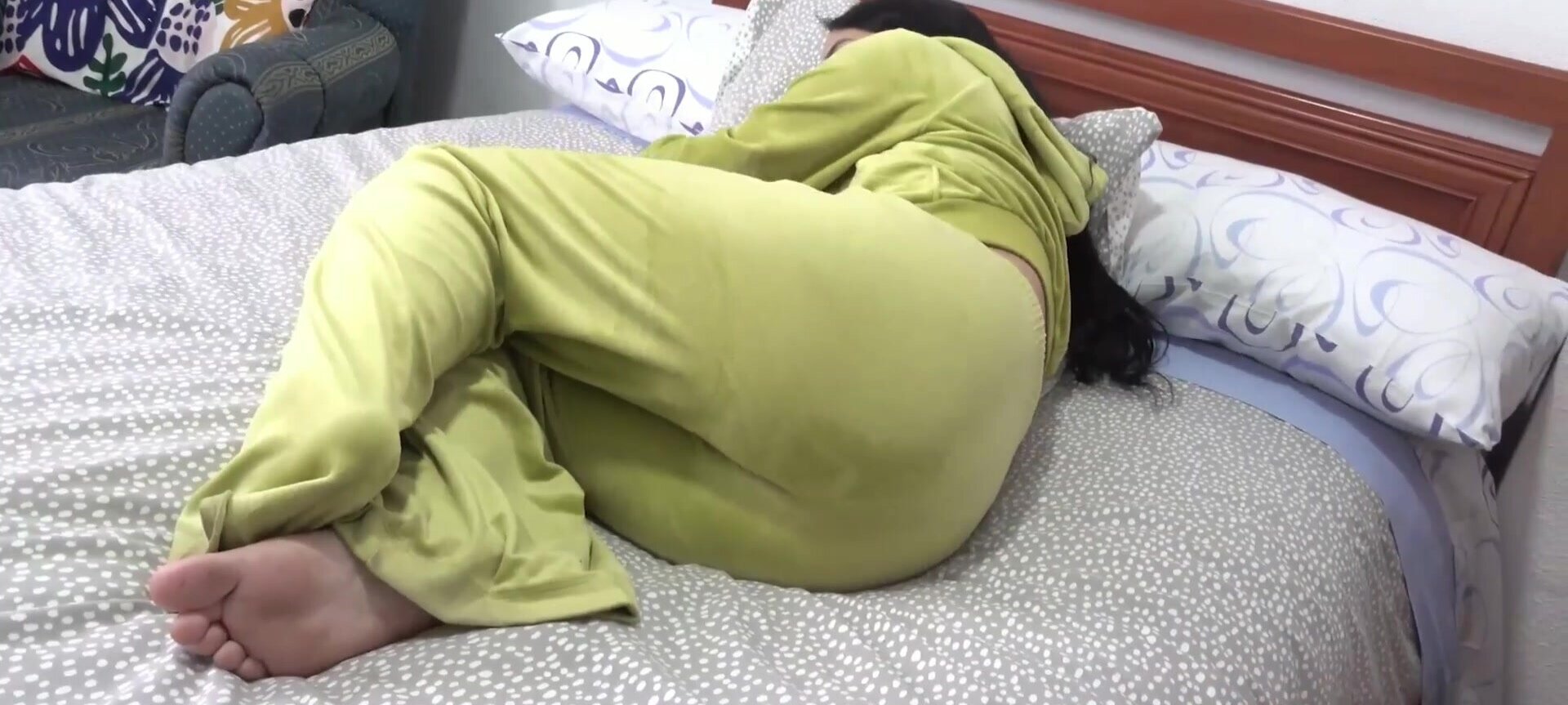 Indian girl wtih a nice curvy figure is banged by a dick