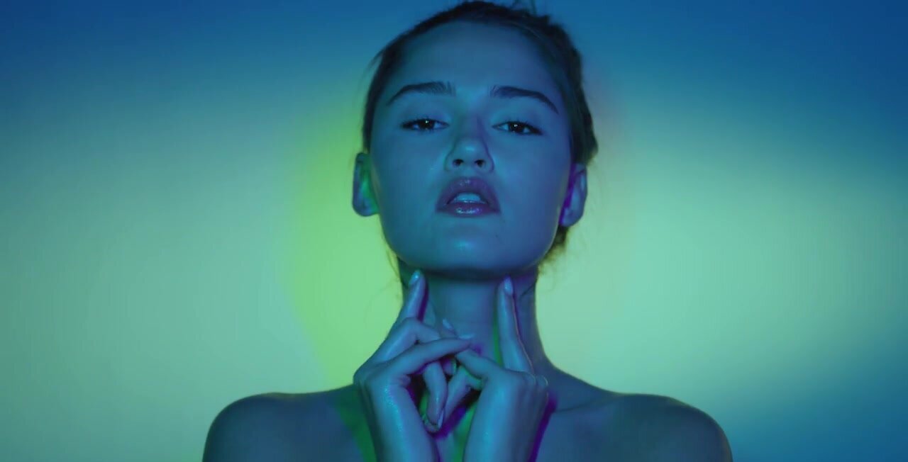 Tease with plenty of impressive closeups from a stunner