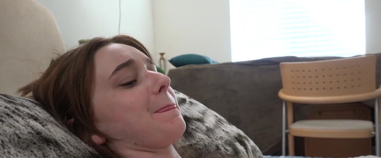 All natural babe with great feet wants his dick deep