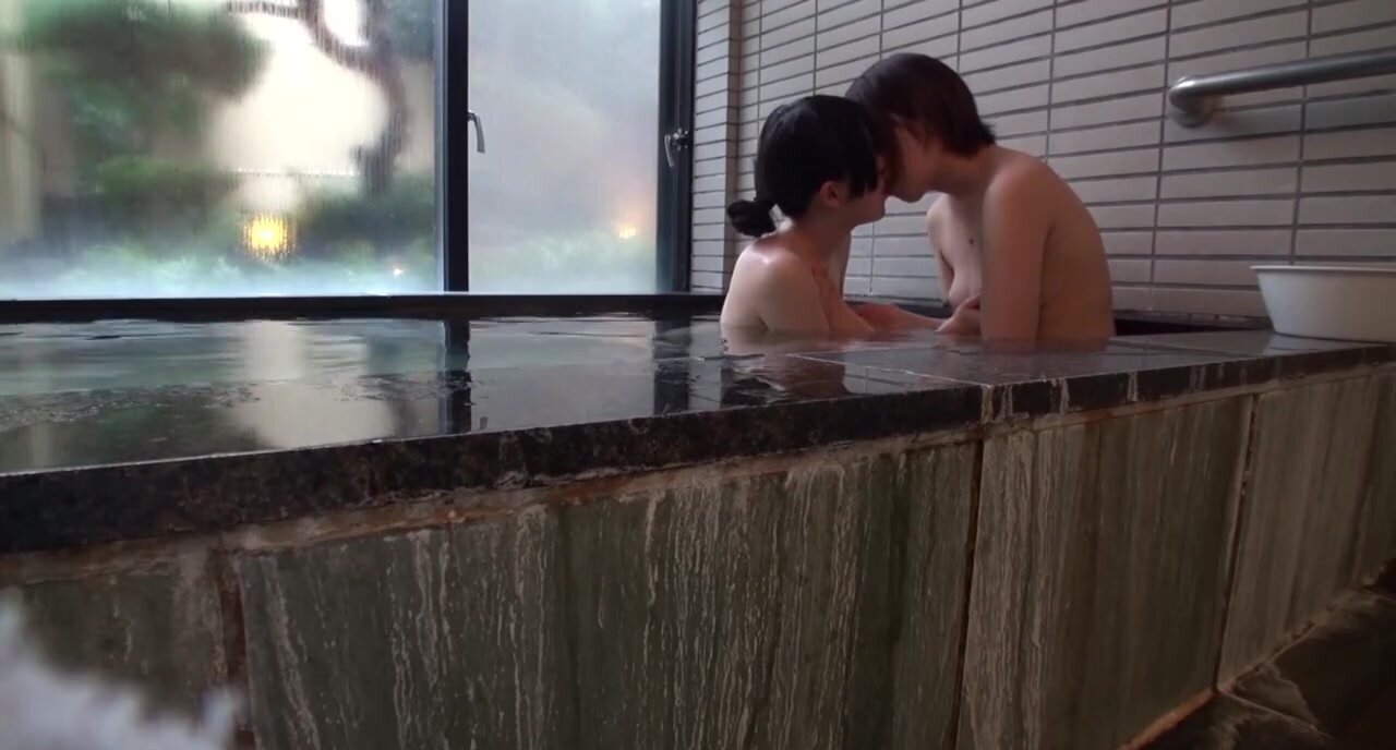 Real Japanese housewife seduces a random straight girl