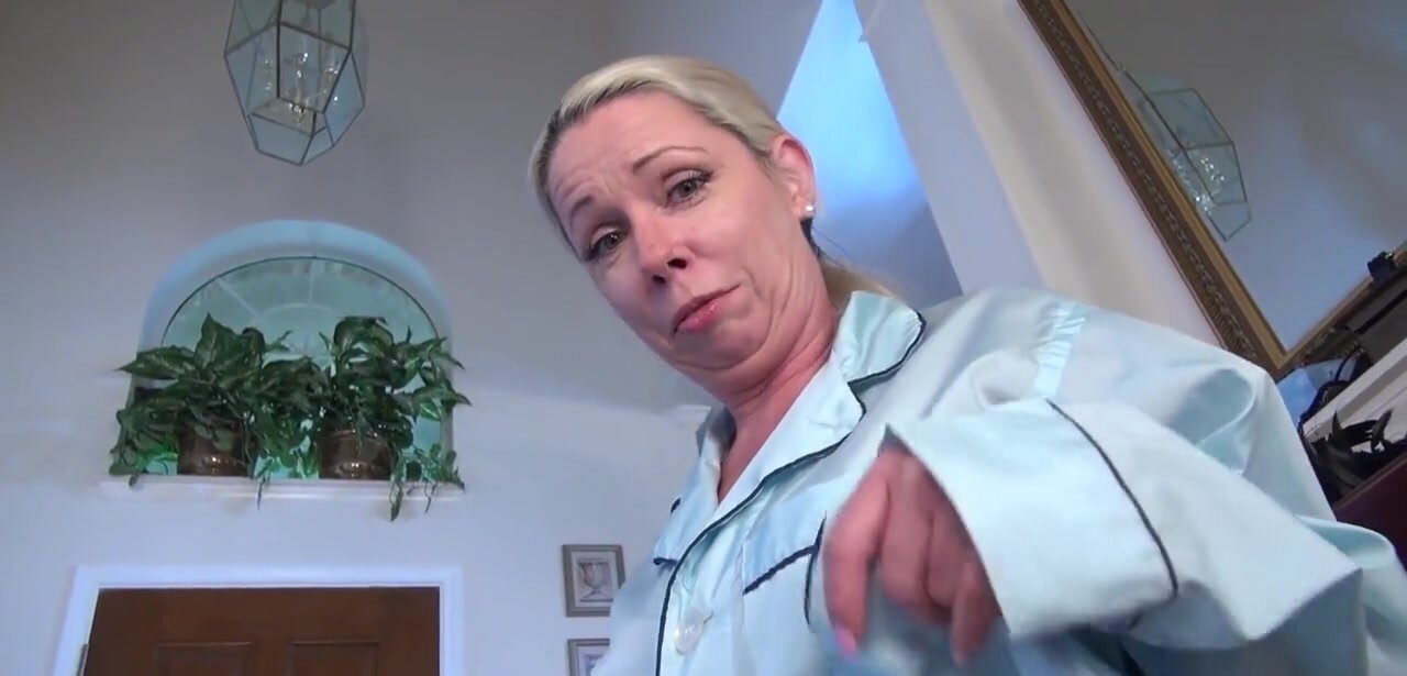 Butterface step aunt is going to masturbate for you